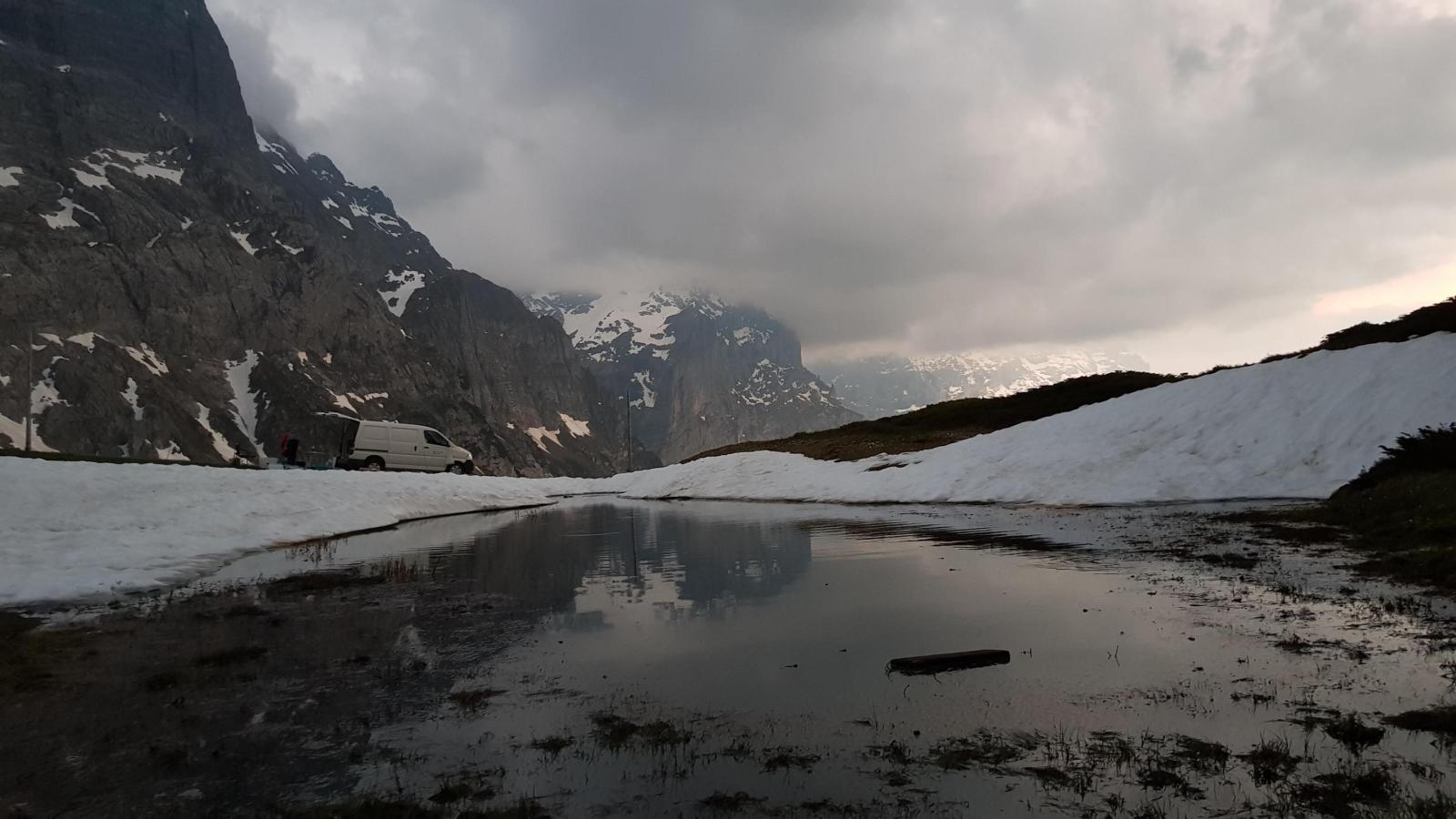 Laichgewässer der Erdkröte (© Benedikt Schmidt) Bergsee mit Schnee an Ufern