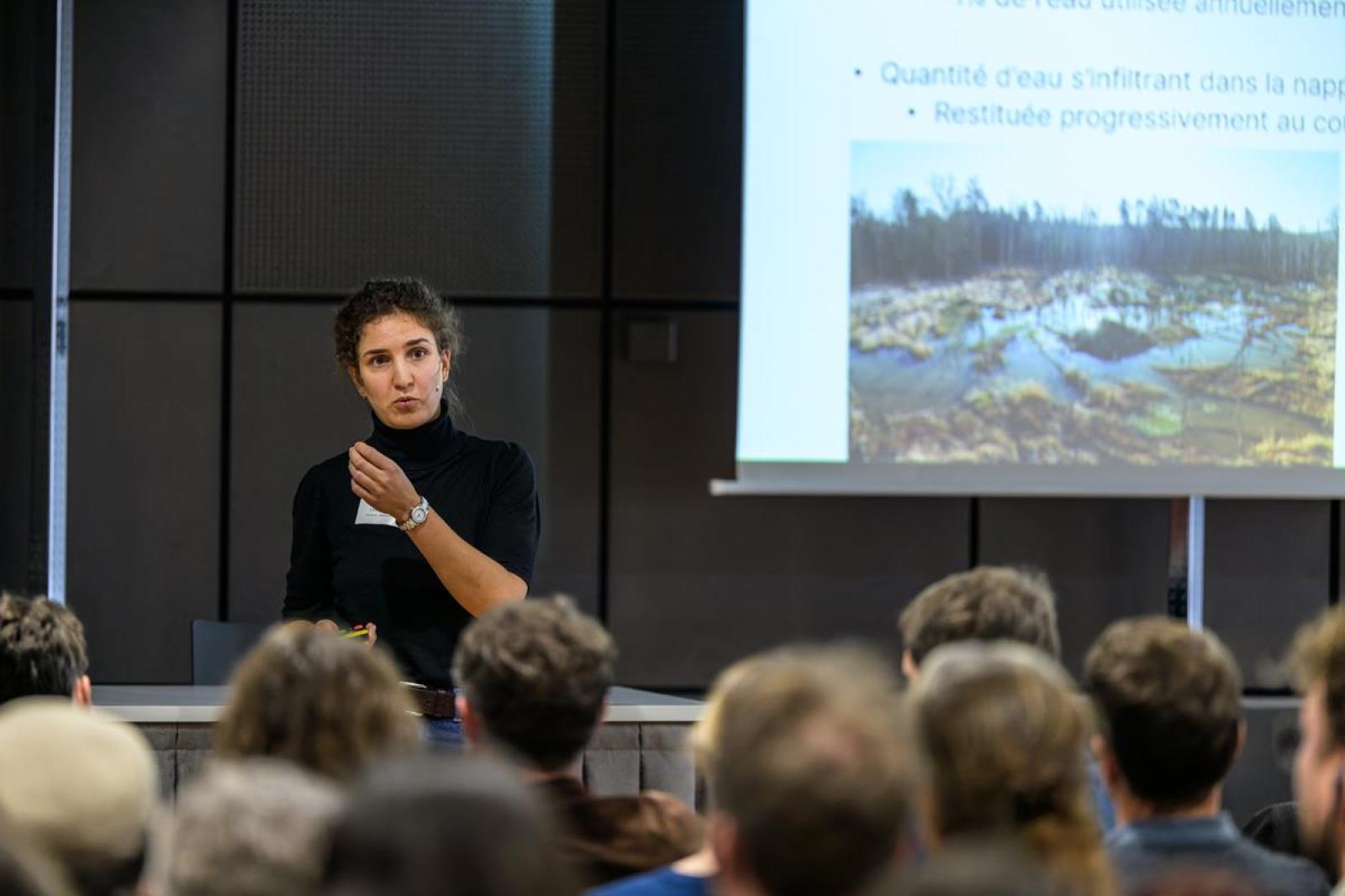 Konferenzraum mit Referentin