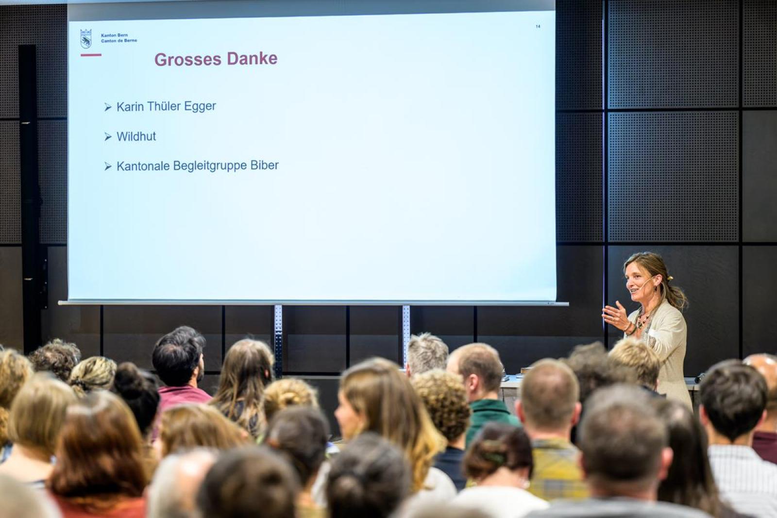 Konferenzraum mit Referentin