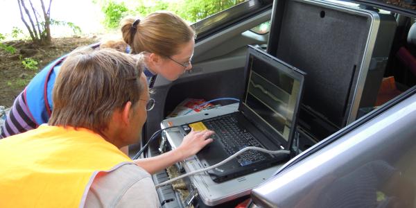 Deux chercheurs regardent des analyses sur l'ordinateur