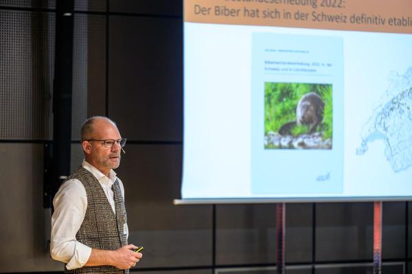 Bibertagung 4.11.2024 Bern (© Nicolas Stettler) Konferenzraum mit Referent